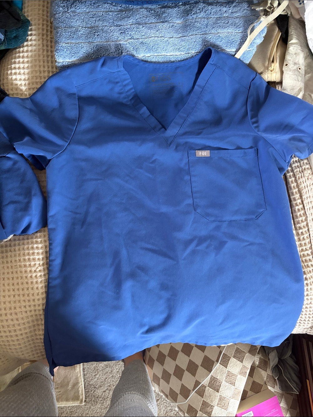 Figs women’s V-Neck Scrub Top in Royal Blue